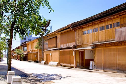 チェックアウト → 忍者寺と西茶屋街へ観光