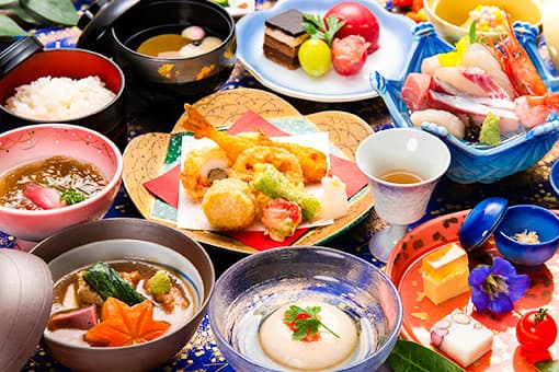 夕食（地元食材を使った季節の会席料理）